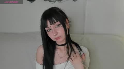 Snapshot of lyne19 chatting on 05-08-26, 08:19 Mia online show from 05-08-26, 08:19