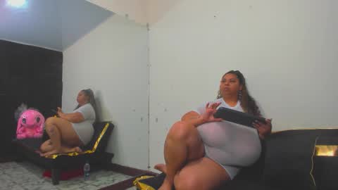 Snapshot of lynn_and_esteban chatting on 03-18-26, 04:59 Lynn jonnes online show from 03-18-26, 04:59