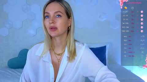 Snapshot of lynna_sparks chatting on 10-27-25, 03:43 Lana online show from 10-27-25, 03:43