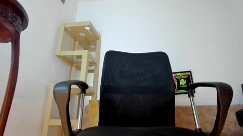 Snapshot of m1lk_choc chatting on 02-13-25, 06:05 Mila online show from 02-13-25, 06:05