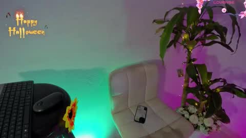 Snapshot of m1lk_choc chatting on 10-09-25, 09:35 Mila online show from 10-09-25, 09:35