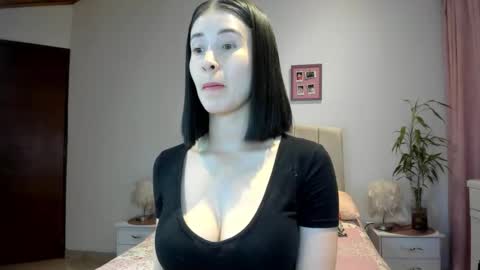 Snapshot of macarena_vallejo_ chatting on 09-22-25, 03:19 Macarena online show from 09-22-25, 03:19