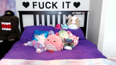 Mackenzie Wolfe online show from 09-24-25, 05:11