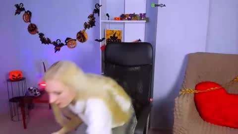 Snapshot of madam_ulis chatting on 10-27-25, 10:30 Ulis online show from 10-27-25, 10:30