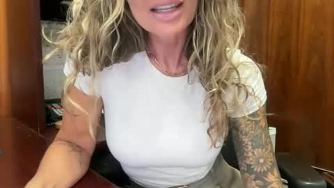 Snapshot of madame_andi chatting on 06-11-26, 11:52 madame_andi online show from 06-11-26, 11:52