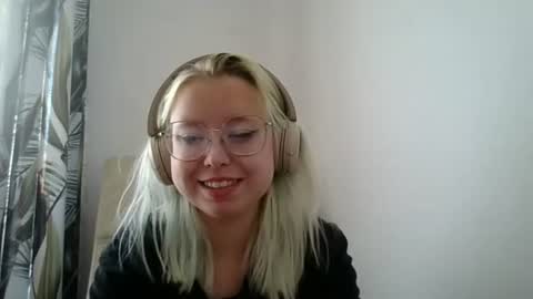 Snapshot of maddiesexygirl chatting on 08-09-26, 09:25 Maddie online show from 08-09-26, 09:25