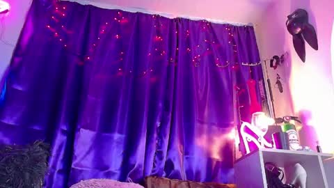 Snapshot of maddilust chatting on 04-16-26, 04:30 Miss Lust online show from 04-16-26, 04:30