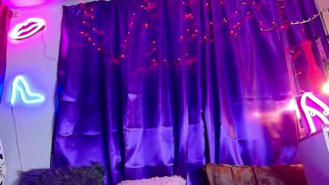 Snapshot of maddilust chatting on 04-19-26, 06:10 Miss Lust online show from 04-19-26, 06:10