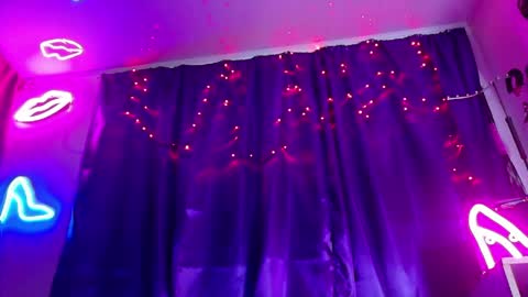 Snapshot of maddilust chatting on 04-29-26, 05:30 Miss Lust online show from 04-29-26, 05:30