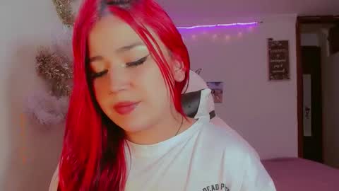 Snapshot of madison_x17 chatting on 12-17-25, 09:32 madso x17 online show from 12-17-25, 09:32