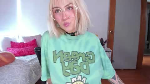 Maeve  schedule 11 am- 530 pm colombia time  online show from 02-25-26, 06:50