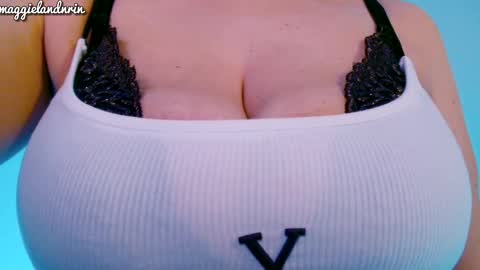 Snapshot of maggielandrin chatting on 10-14-25, 02:01 Maggie online show from 10-14-25, 02:01