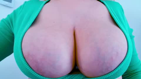 Snapshot of maggielandrin chatting on 11-12-25, 11:54 Maggie online show from 11-12-25, 11:54