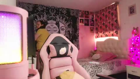 Snapshot of magic_clairewitch chatting on 12-07-24, 08:05 Claire online show from 12-07-24, 08:05