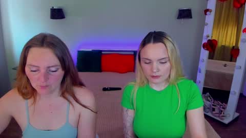 Lili and Bella online show from 05-12-26, 07:16