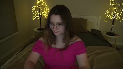 Snapshot of magicpeachhs chatting on 09-24-25, 03:15 Emily online show from 09-24-25, 03:15