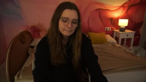 Snapshot of magicpeachhs chatting on 09-30-25, 07:57 Emily online show from 09-30-25, 07:57