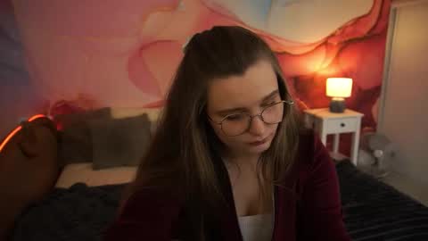 Snapshot of magicpeachhs chatting on 10-08-25, 01:20 Emily online show from 10-08-25, 01:20