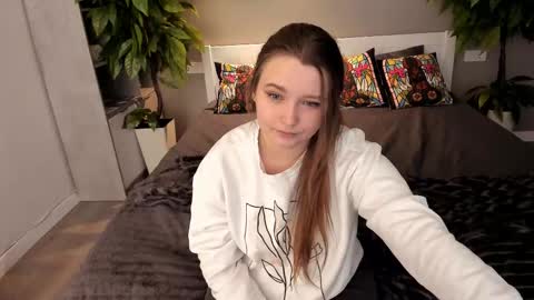 Snapshot of magicpeachhs chatting on 10-09-25, 01:53 Emily online show from 10-09-25, 01:53