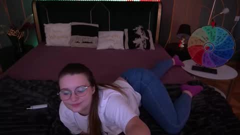 Snapshot of magicpeachhs chatting on 10-10-25, 01:21 Emily online show from 10-10-25, 01:21