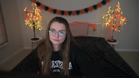 Snapshot of magicpeachhs chatting on 10-20-25, 12:27 Emily online show from 10-20-25, 12:27