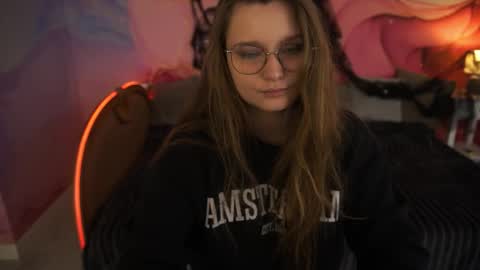 Snapshot of magicpeachhs chatting on 10-21-25, 05:41 Emily online show from 10-21-25, 05:41