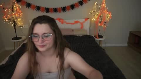 Snapshot of magicpeachhs chatting on 10-27-25, 07:40 Emily online show from 10-27-25, 07:40