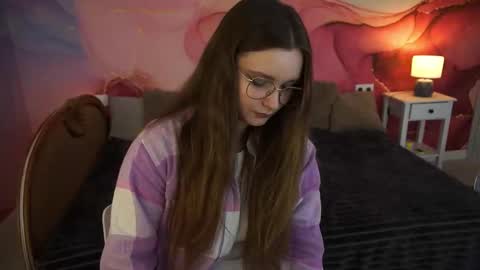 Snapshot of magicpeachhs chatting on 11-05-25, 01:33 Emily online show from 11-05-25, 01:33