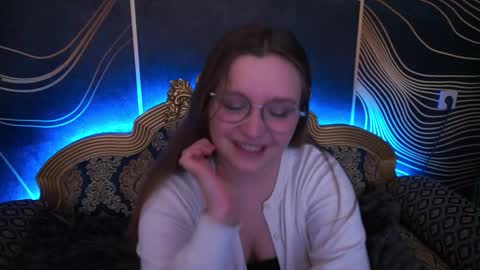 Snapshot of magicpeachhs chatting on 11-06-25, 02:07 Emily online show from 11-06-25, 02:07