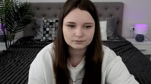 Snapshot of magicpeachhs chatting on 03-16-26, 07:23 Emily online show from 03-16-26, 07:23