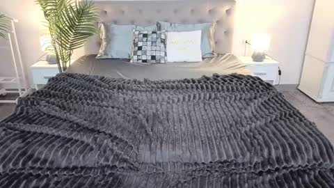 Snapshot of magicpeachhs chatting on 03-18-26, 04:10 Emily online show from 03-18-26, 04:10