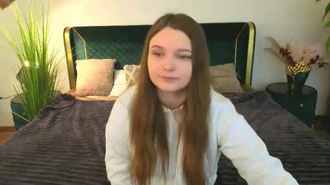 Snapshot of magicpeachhs chatting on 03-25-26, 07:36 Emily online show from 03-25-26, 07:36