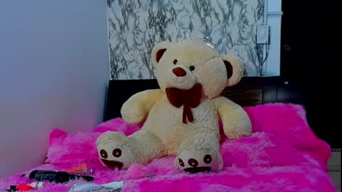 Snapshot of maia_bronce chatting on 04-18-26, 05:17 Maia Bronce online show from 04-18-26, 05:17