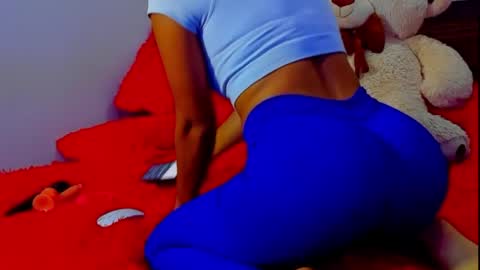 Snapshot of maia_bronce chatting on 05-23-26, 01:59 Maia Bronce online show from 05-23-26, 01:59
