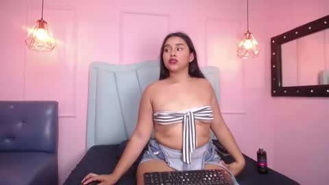 Snapshot of maiacurvy chatting on 10-28-25, 10:12 Maia online show from 10-28-25, 10:12