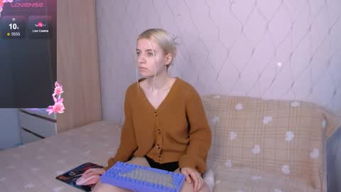 Snapshot of mailin_harrington chatting on 10-14-25, 02:12 Your kitty online show from 10-14-25, 02:12