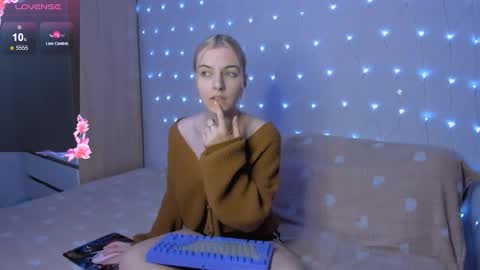 Snapshot of mailin_harrington chatting on 10-16-25, 03:35 Your kitty online show from 10-16-25, 03:35