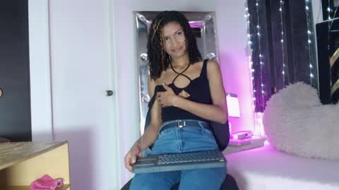 Snapshot of mailyn_gold chatting on 03-31-26, 12:05 mailyn_gold online show from 03-31-26, 12:05