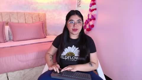 Snapshot of mailyn_rose chatting on 10-21-25, 02:29 mailyn_rose online show from 10-21-25, 02:29