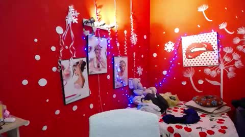 Snapshot of maite_loves chatting on 10-28-25, 11:25 Maite online show from 10-28-25, 11:25