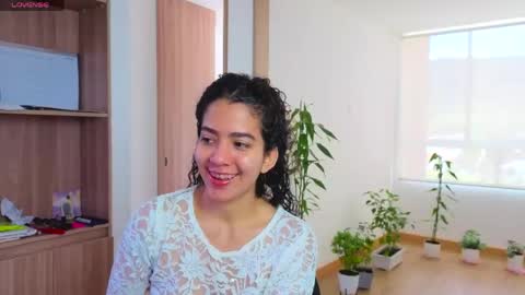Snapshot of maithe_perroni chatting on 06-04-26, 06:47 Lauu online show from 06-04-26, 06:47
