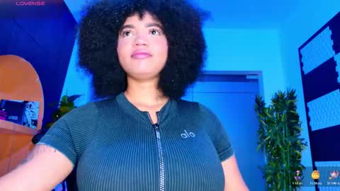 Snapshot of malaikabrown chatting on 10-26-25, 12:44 online show from 10-26-25, 12:44