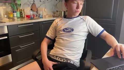 Snapshot of malcolm_yang chatting on 10-09-25, 06:17 Tom and Mark 3 online show from 10-09-25, 06:17