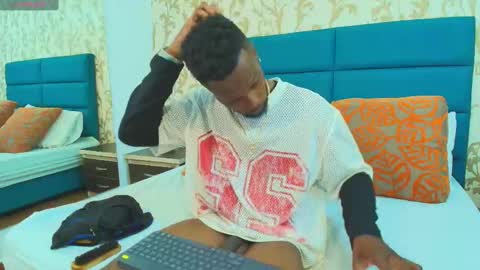 Snapshot of malcompierce chatting on 09-28-25, 02:17 Malcom online show from 09-28-25, 02:17