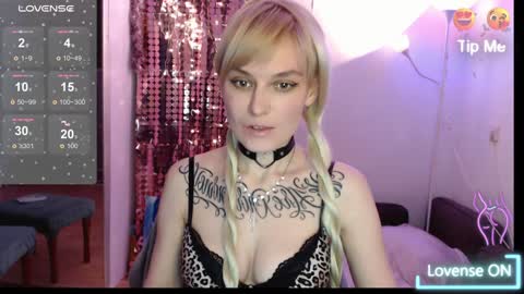 Snapshot of mali_sia chatting on 12-22-24, 01:01 Mischelle online show from 12-22-24, 01:01
