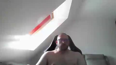 Snapshot of malou2927 chatting on 06-19-26, 04:00 breton online show from 06-19-26, 04:00