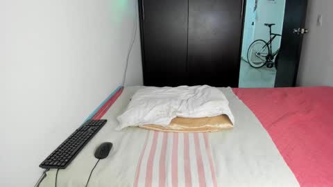 instagram  nueela   online show from 01-05-25, 09:36