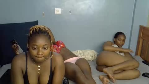 Snapshot of mama_pussie chatting on 10-26-25, 01:17 mama_pussie online show from 10-26-25, 01:17