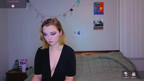 Snapshot of mamiclouds chatting on 10-13-25, 12:32 MamiCloudz online show from 10-13-25, 12:32