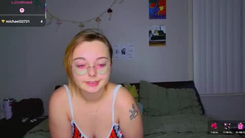 Snapshot of mamiclouds chatting on 10-15-25, 12:11 MamiCloudz online show from 10-15-25, 12:11